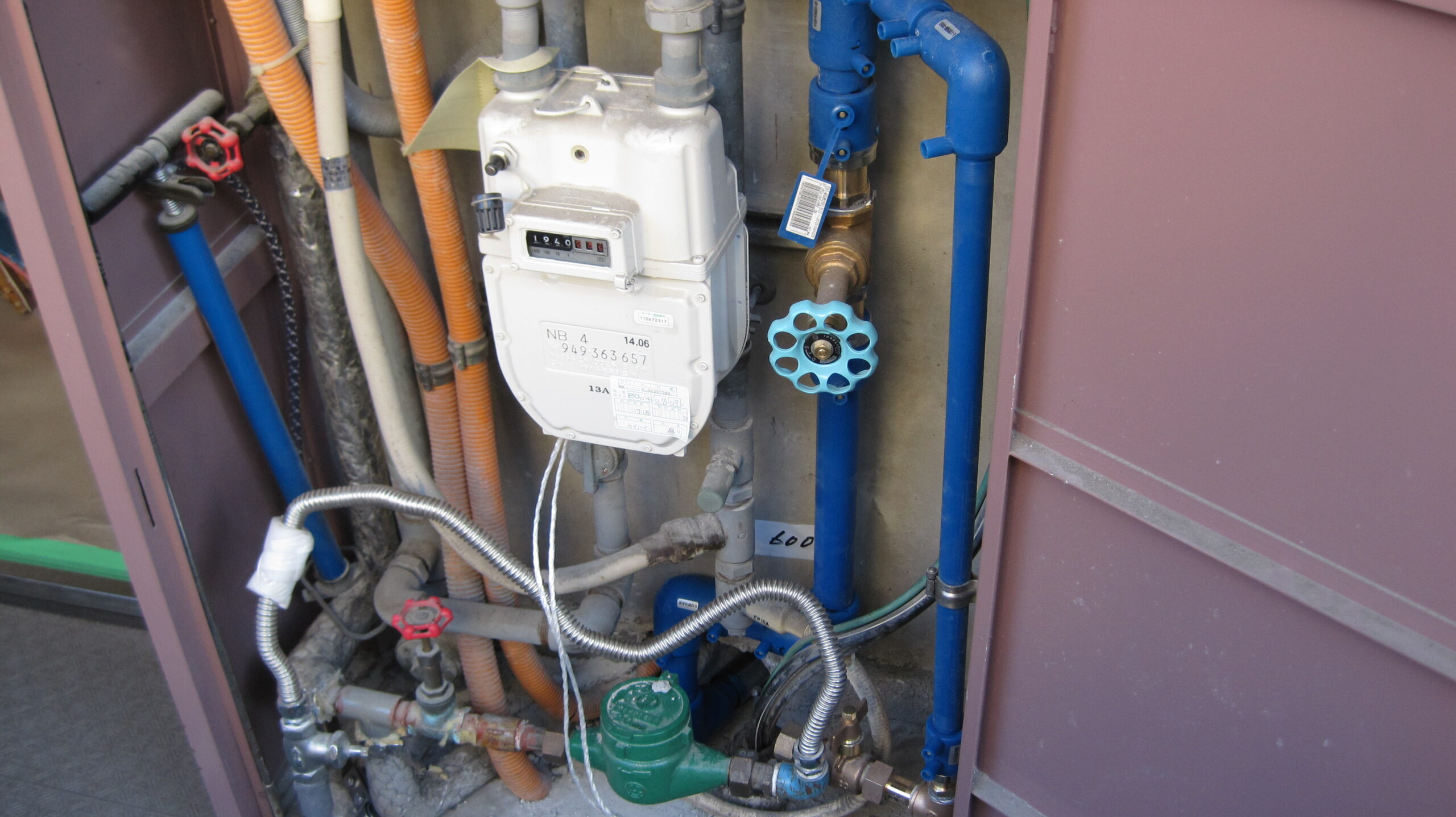 マンション 水道メーター周辺の設備